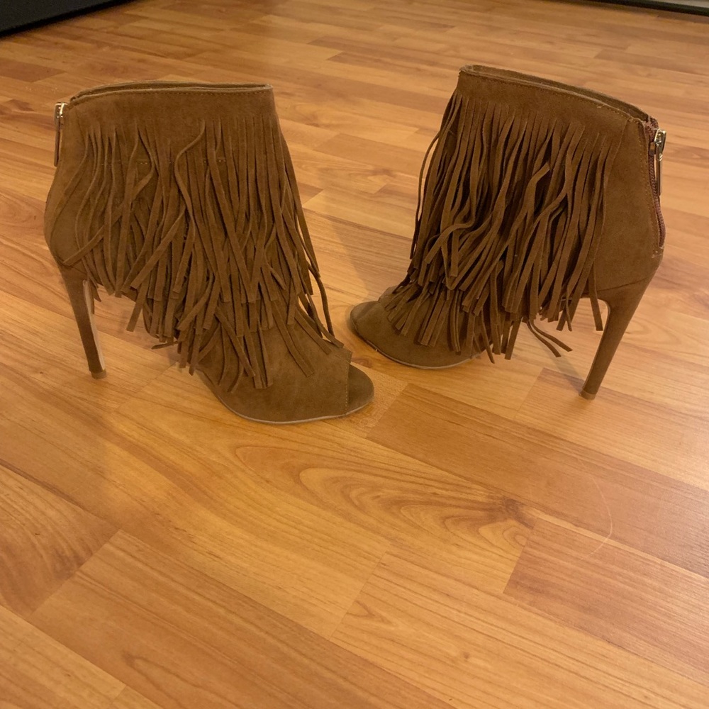 CUTE FRINGED BOOTIES